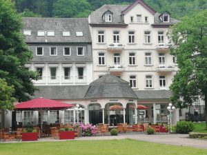 Hotel im Grünen mit Bäumen und schönen Blumenbeeten