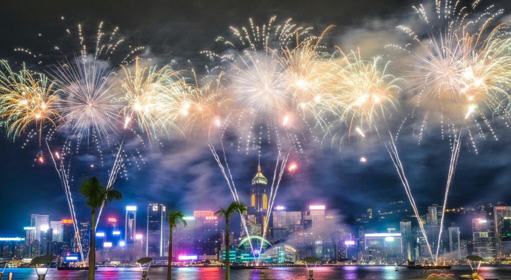 Gelbes Feuerwerk über Hongkong.