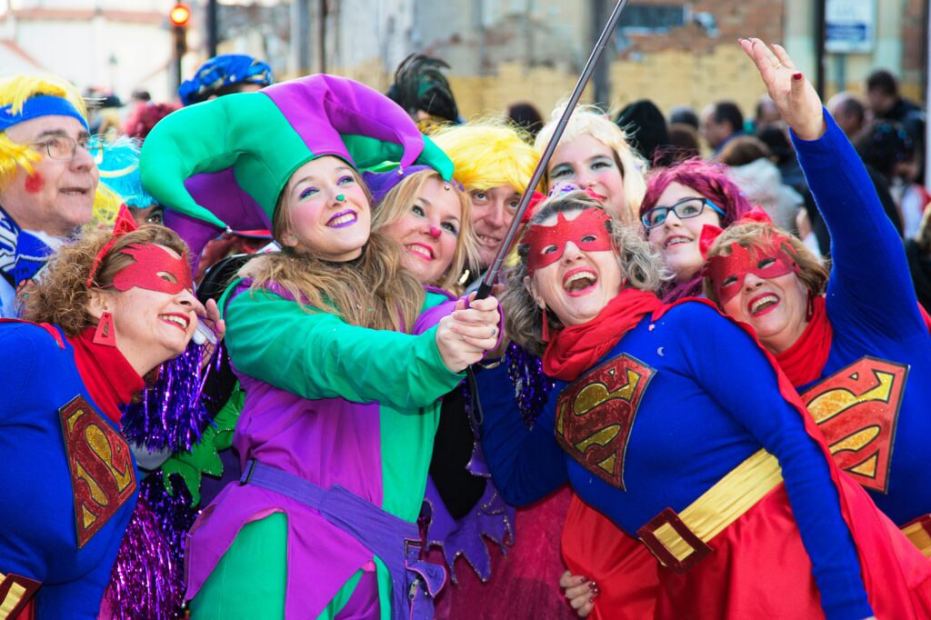 Stra&szlig;enfastnacht, Frauen udn M&auml;nner mit unterschiedlichen Kost&uuml;men, Clown, Superwoman und andere